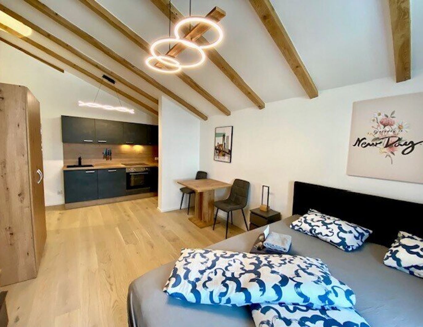 Top Anlage! Moderne Garconniere mit Küche in kernsaniertem Stadthaus