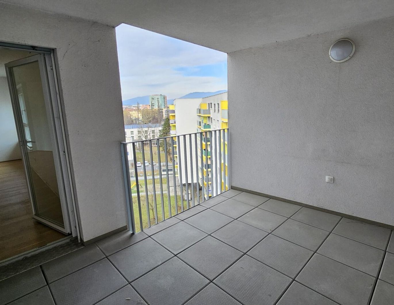 PROVISIONSFREIE  2- ZIMMERWOHNUNG mit LOGGIA und KÜCHE