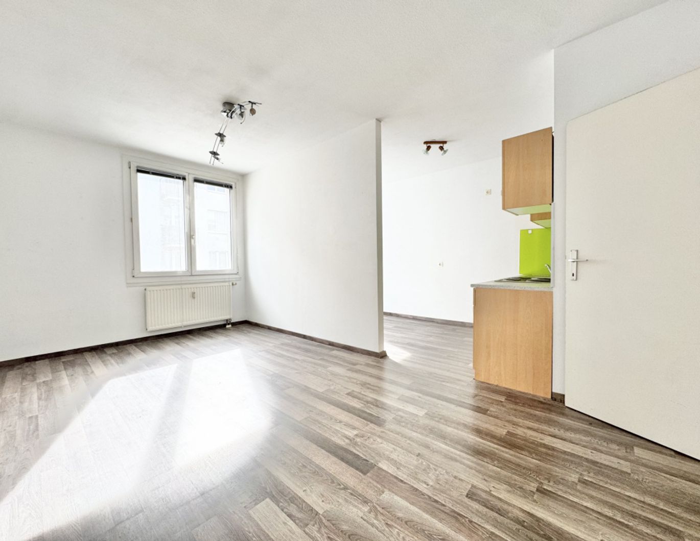 TOPLAGE - NÄHE DONAUZENTRUM | HELLE SINGLE-WOHNUNG | U-BAHN-NÄHE