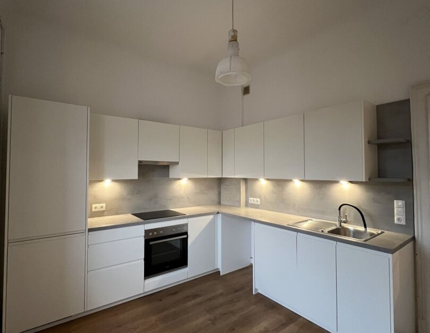 ALTBAU WOHNTRAUM in TOPLAGE: 4-Zimmerwohnung mit separater Küche und 2 Balkonen Nähe Dietrichsteinplatz