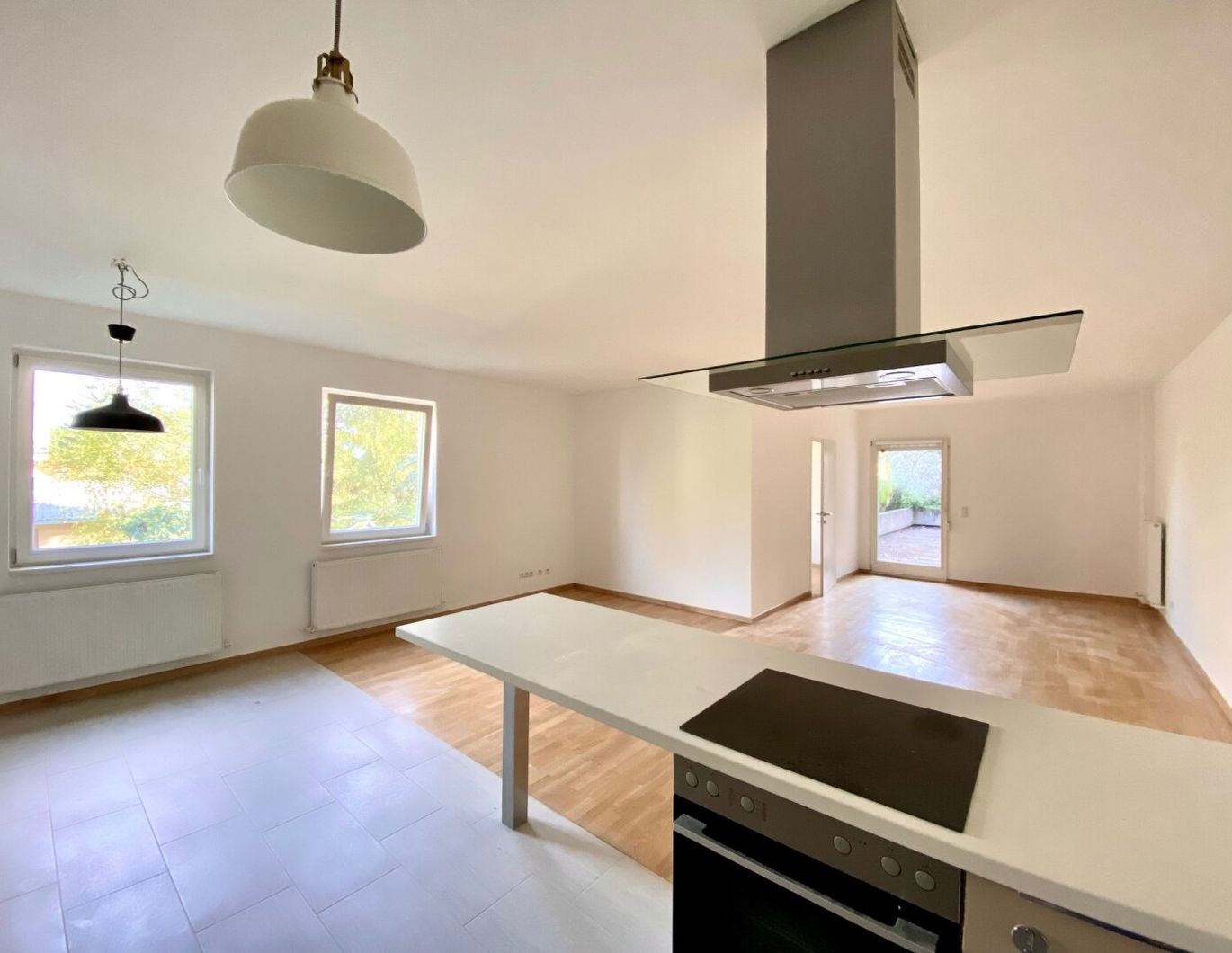 SEHR GROSSZÜGIGE 3-ZIMMER-WOHNUNG MIT RIESIGER TERRASSE