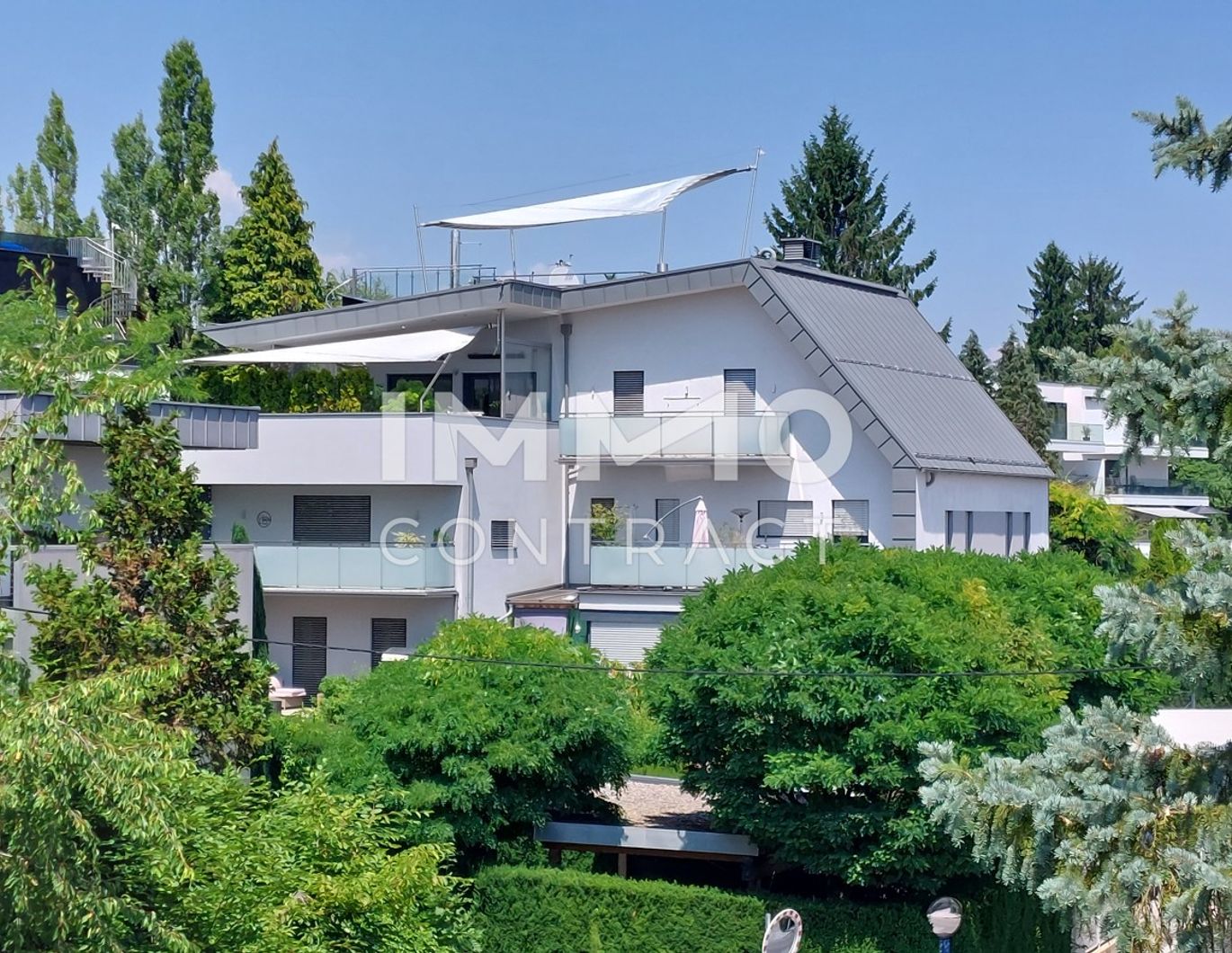 RUCKERLBERGGASSE: TRAUMHAFTE 2-ZI. GARTENWOHNUNG MIT CARPORT