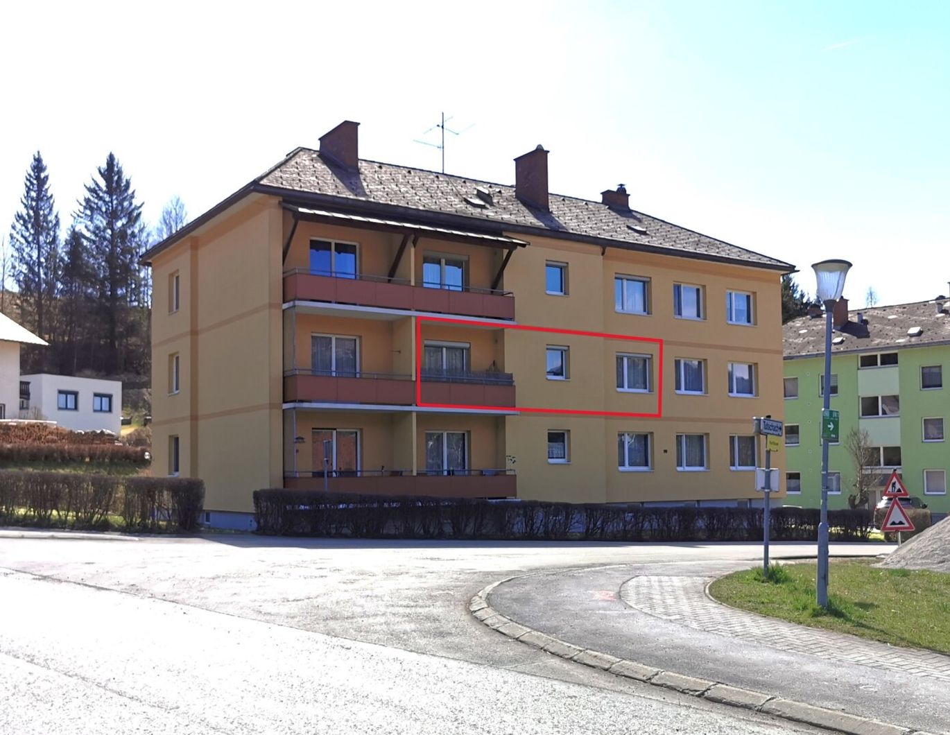 ZU VERMIETEN -Teilmöblierte 52m² Wohnung mit Balkon im 1. Stock