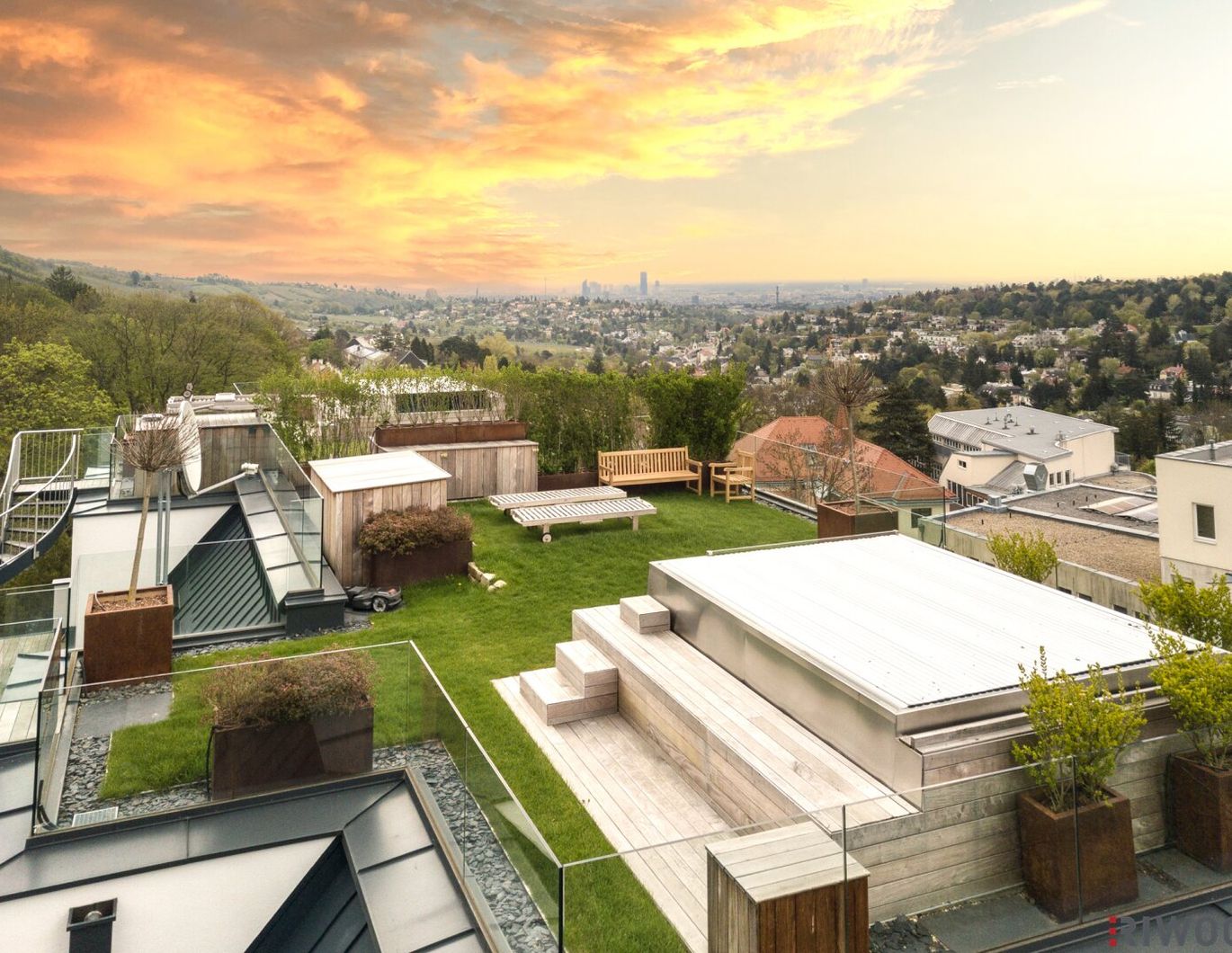 ERSTBEZUG | Spektakuläres Luxus-Penthouse mit traumhaftem Fern- und Stadtblick | Dachgarten mit Pool | Hauseigenes Gym | TG-Stellplatz optional