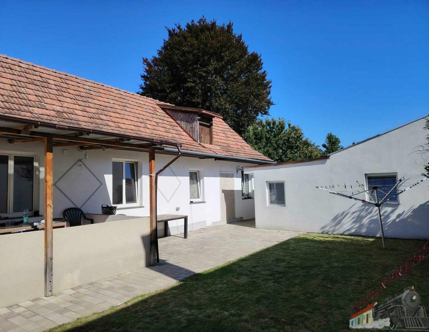 Zwei Häuser - ein Zuhause mit vielen Möglichkeiten! Swimmingpool vorhanden!