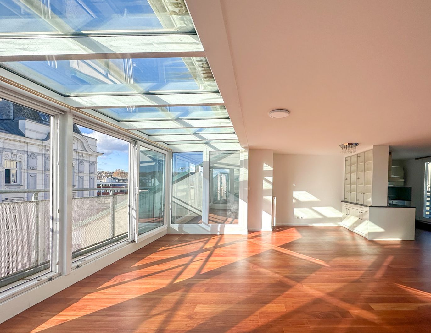 Fantastische Dachgeschosswohnung mit weitläufiger Terrasse im 18. Bezirk