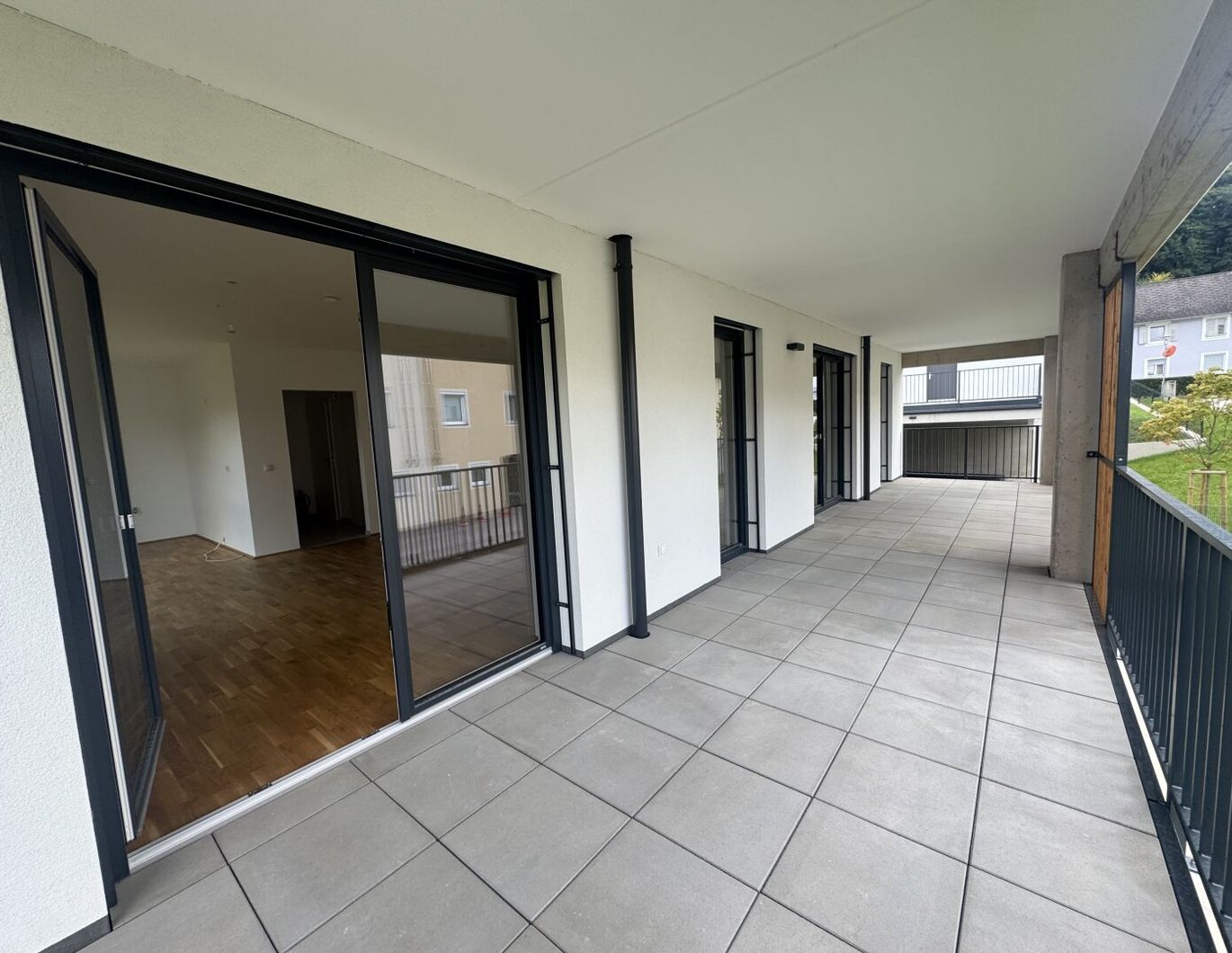 Familienfreundliche 4 Zimmerwohnung mit sehr großer überdachter Terrasse.