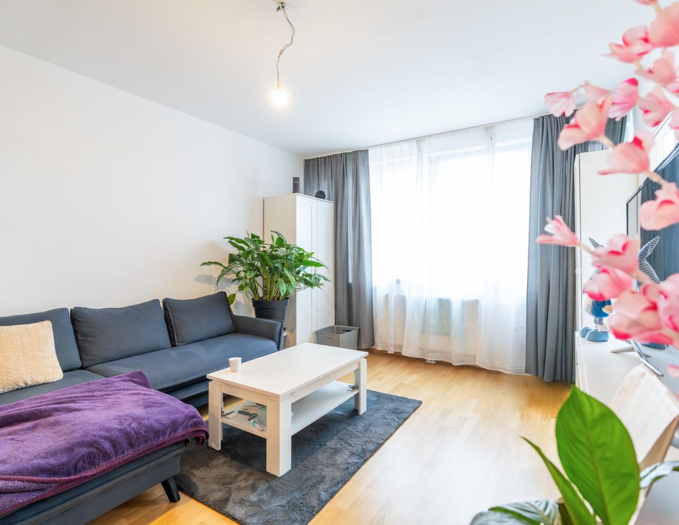 Grosszügige Einzimmer Wohnung Nähe Prager Strasse - saniert, praktischer Grundriss und gute Infrastruktur