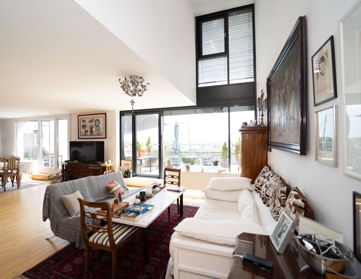 Lichtdurchfluteten Dachgeschoß-Maisonettewohnung mit traumhafter Terrasse und Grünblick!