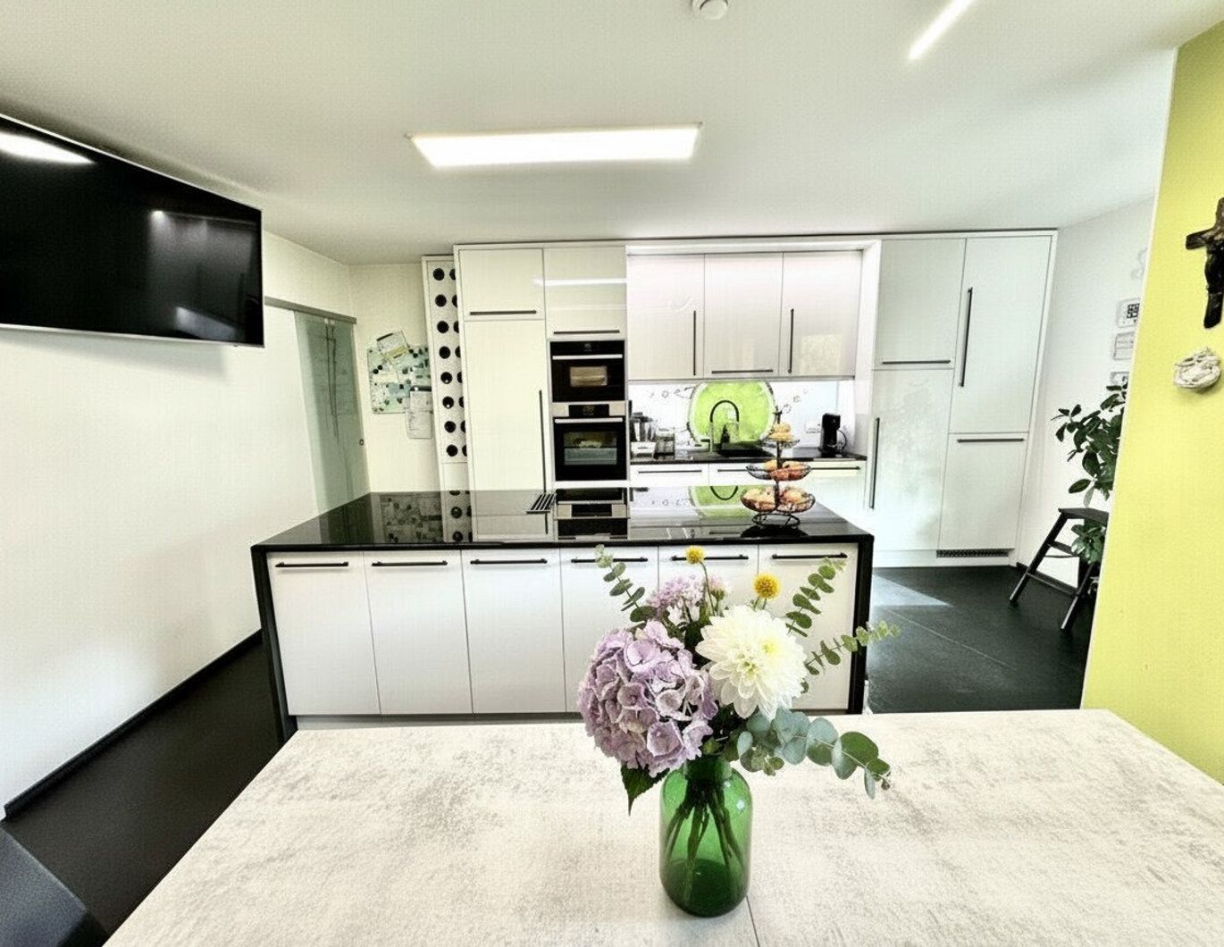 Wattens: Moderne ca. 84,51 m² Wohnung mit stilvoller Küche, sonnigem Balkon und Tiefgaragenplatz