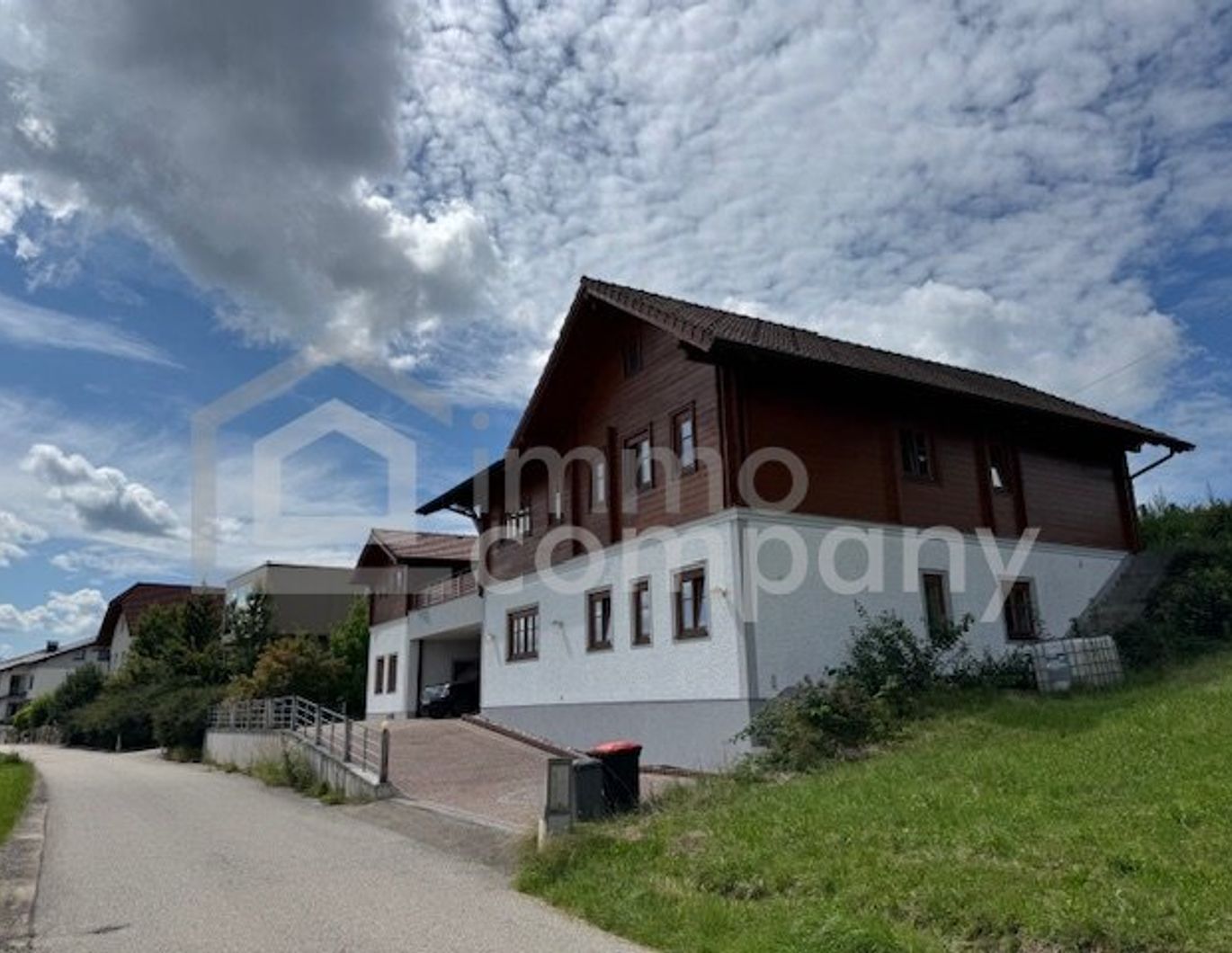 Großzügiges Wohnhaus und Office, top gepflegt! In 9 Minuten am Attersee!