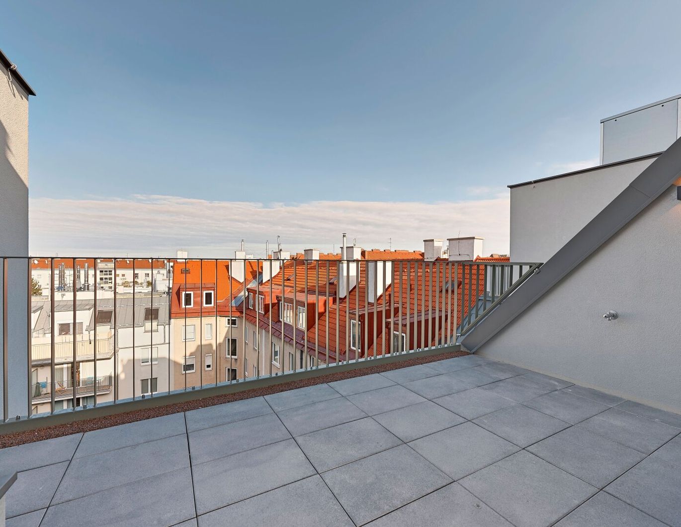 Ihr Rückzugsort im Dachgeschoss - Lichtdurchflutete 3-Zimmer mit großer Terrasse und Stadtblick