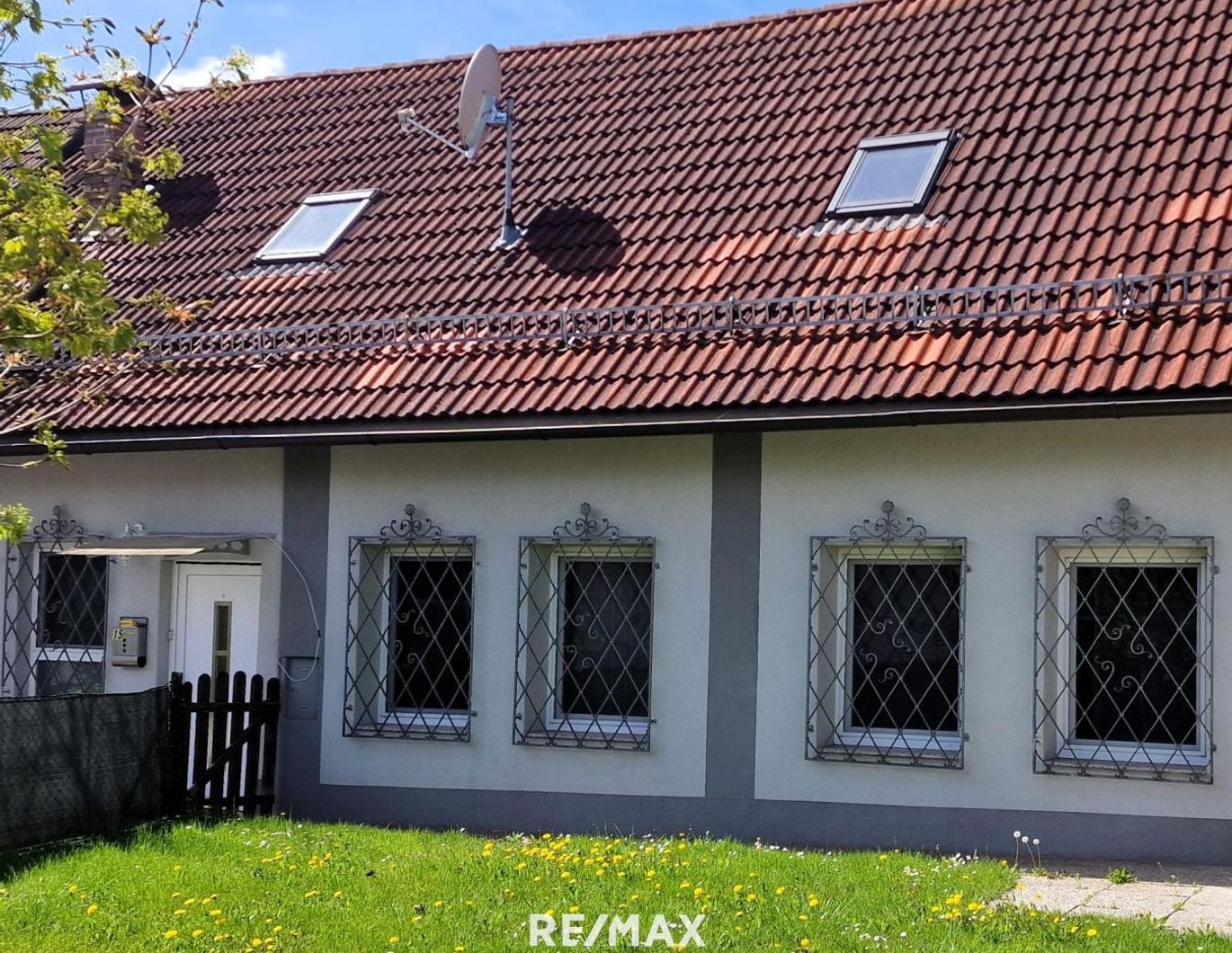 Wohnen im Zentrum samt Grünfläche: Einfamilienhaus mit Sanierungsbedarf