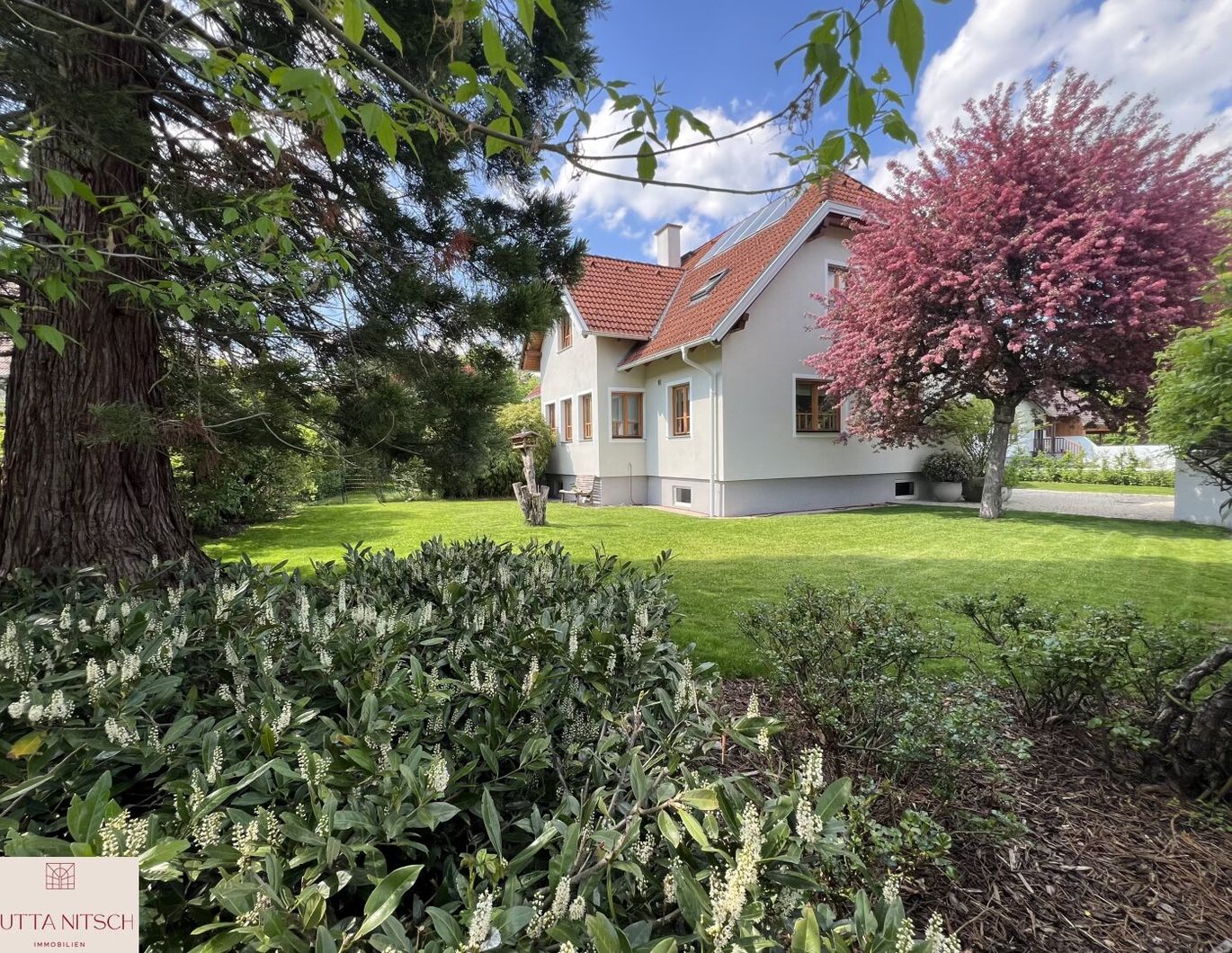 Schönes Einfamilienhaus mit einer Doppelgarage und Sonnengarten - Gaaden