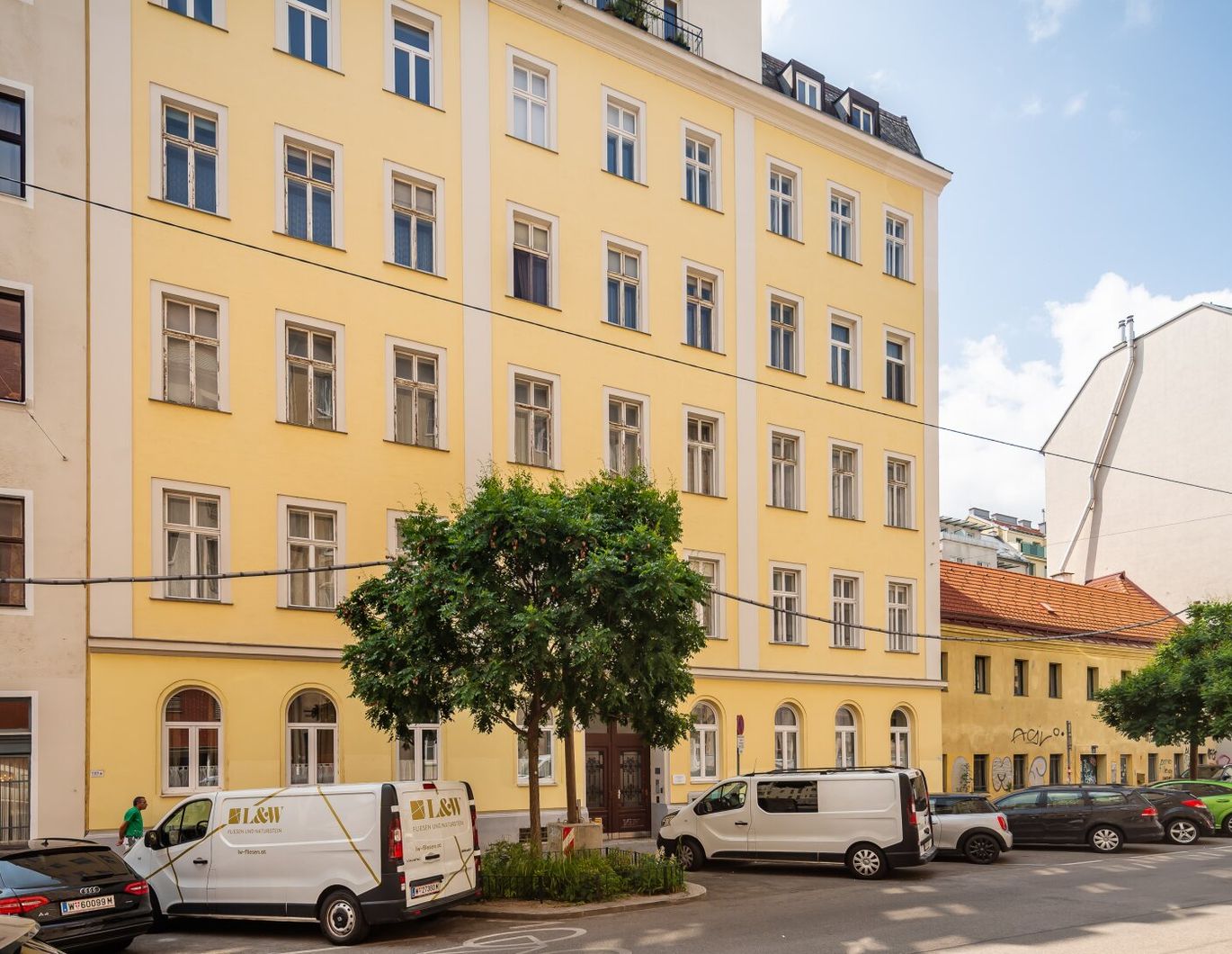 Entwicklungswürdige Stilaltbauwohnung in toller Lage! Verwirklichen Sie Ihren Altbautraum!
