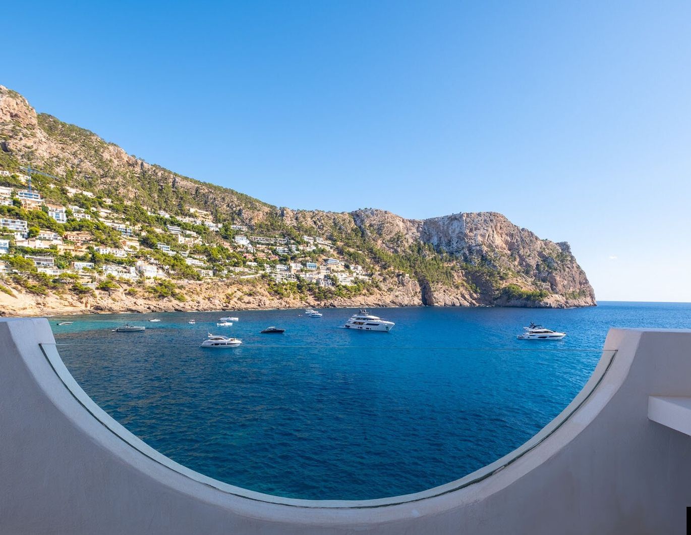 MALLORCA Andratx: Stylische Terrassenwohnung mit Pool und Meerzugang