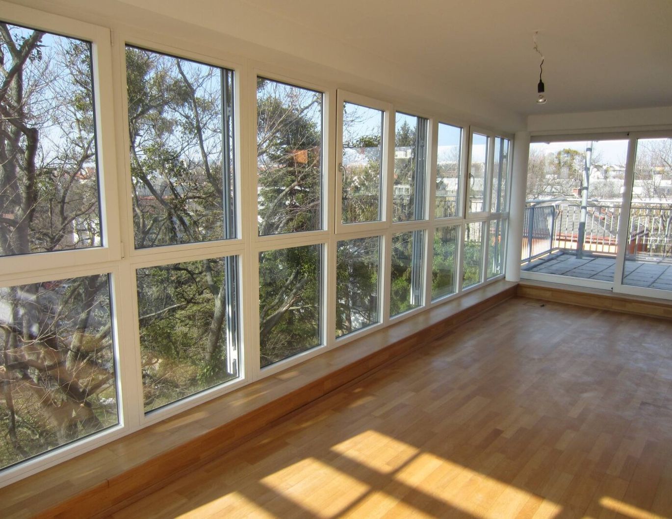 Freifläche auf zwei Terrassen mit Schönbrunnblick und Blick auf Steinhofkirche: neu sanierte und klimatisierte 2-Zimmer-Wohnung!