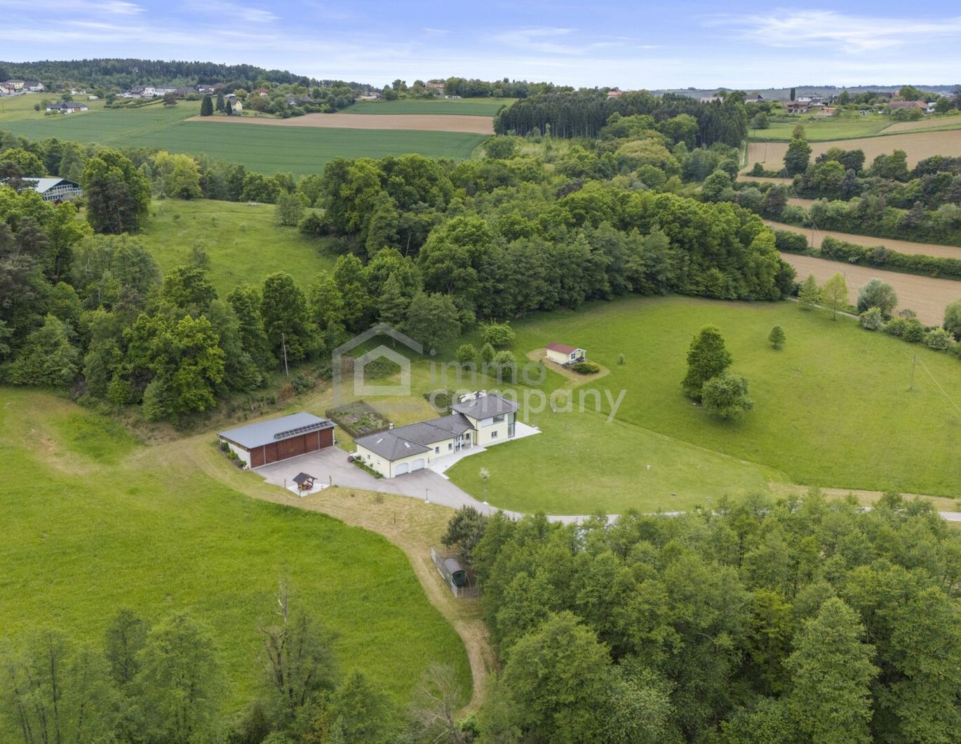 Modernes Wohnparadies in Alleinlage mit Gästehaus, Halle, Weinkeller & mehr - ca. 62.000 m² Grundstück - davon ca. 10.000 m² Bauland!!