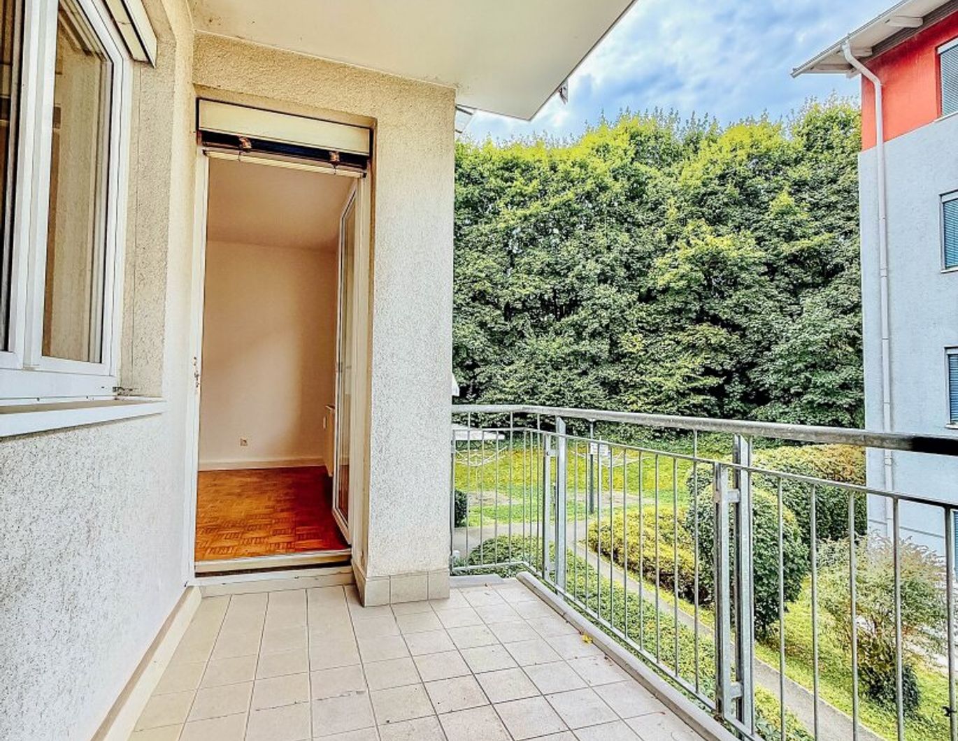 LOGGIA I LICHTDURCHFLUTET I PARKETT I ABSOLUTE RUHELAGE I BADEWANNE I AB SOFORT I PROJEKT WOHNEN I