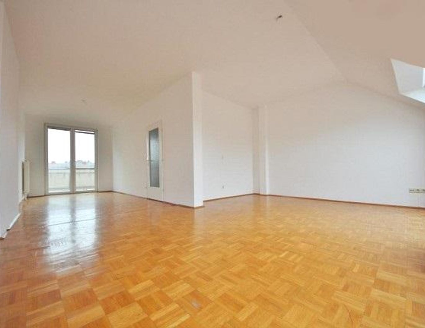 Herrliche, sehr schicke und sehr sonnige Dachgeschosswohnung mit Terrasse im beliebten Unter St.Veit in Hietzing