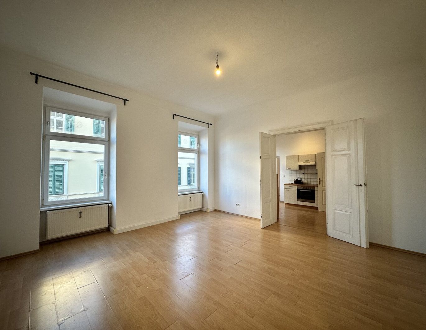 Sehr großzügige 3-Zimmer-Wohnung gegenüber der Kunstuniversität in Best Lage - WG geeignet - Provisionsfrei!