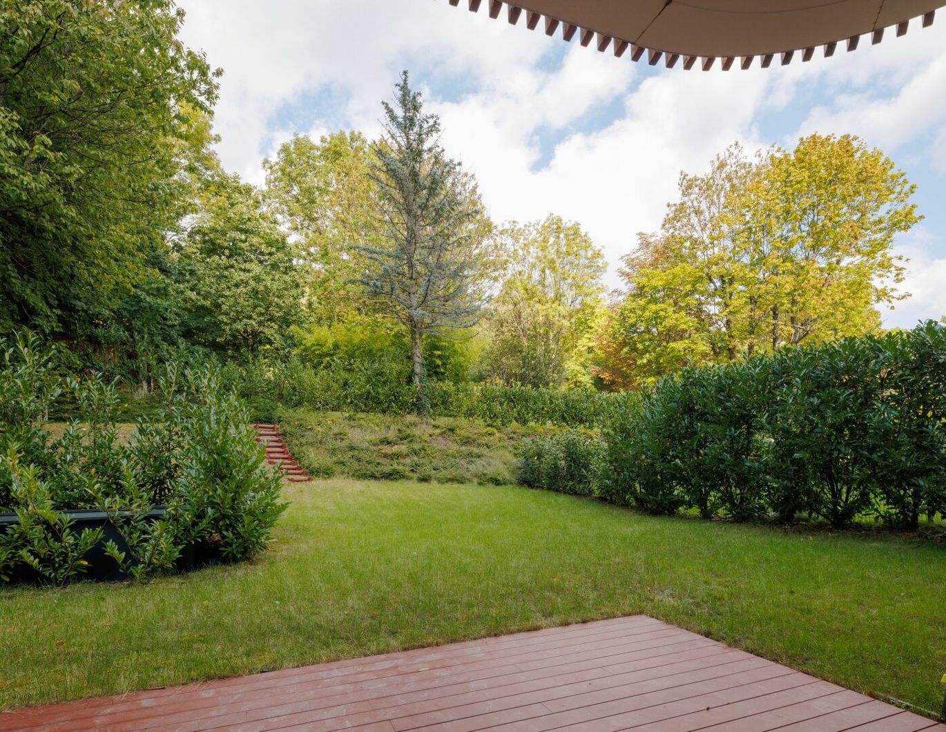 WOHNUNG mit 300 m² Privatgarten im 1190 Wien + Pool und Gym Nähe American Int. School