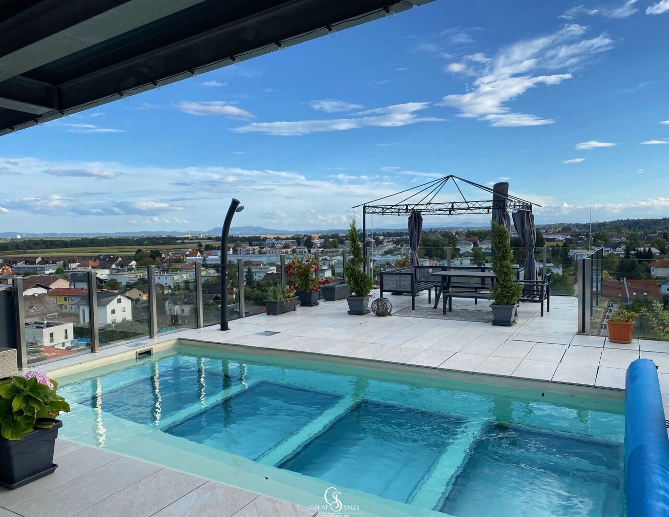 Atemberaubendes Penthouse: Pool auf Dachterrasse mit durchsichtigen Glasboden!