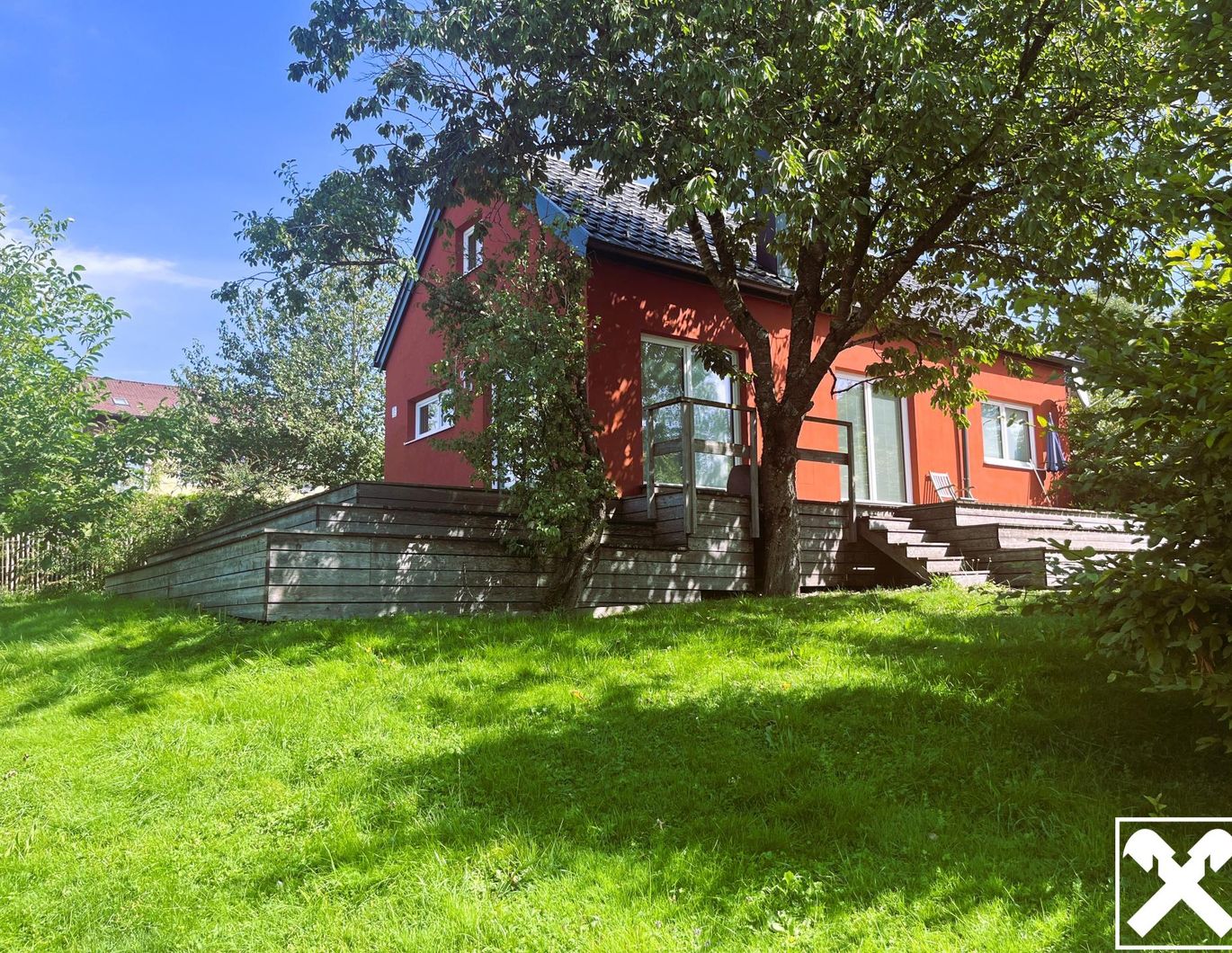 Charmantes Haus inmitten einer Gartenidylle