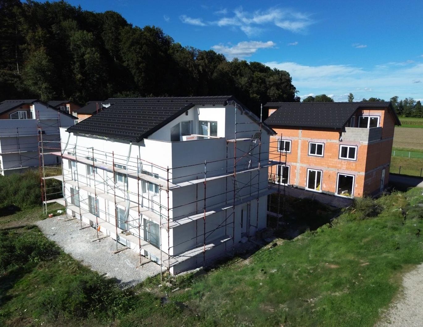 Jetzt mieten / Kaufoption! Traumhafte Neubau Doppelhaushälften 128 m² Wfl. mit Büro / Galerie, Dachterrasse, Eigengarten & Garage in Attnang-P.