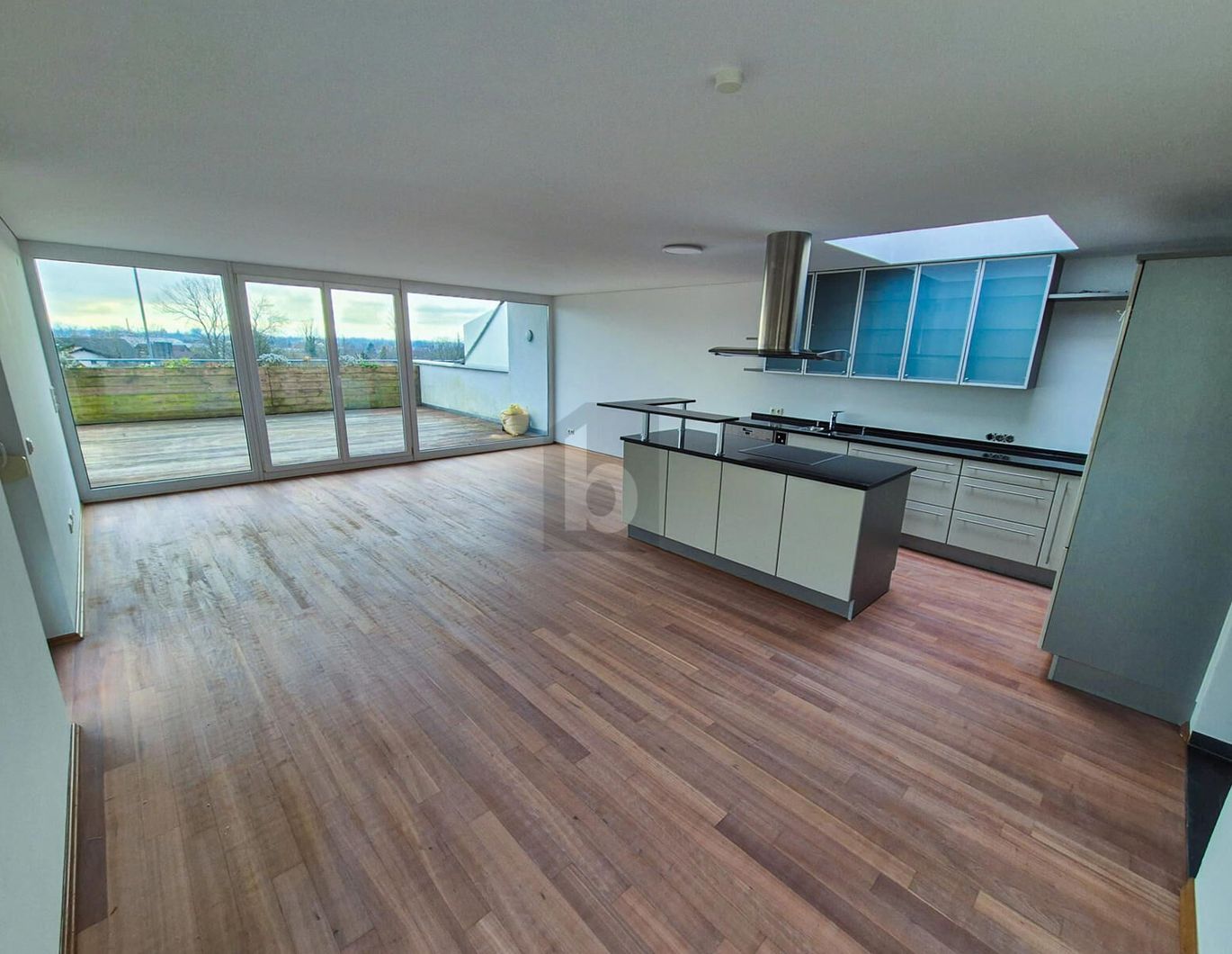 TRAUMHAFTES PENTHOUSE MIT EIGENEM ZUGANG