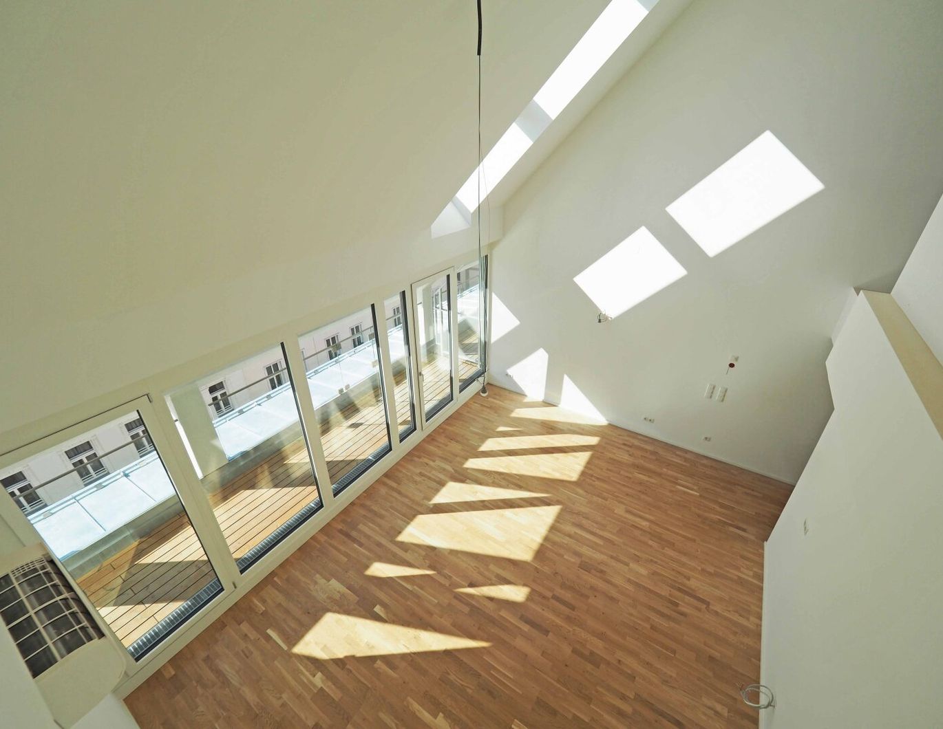 SALZGRIES | außergewöhnliche 2-Zimmer+Galerie-DG-Maisonette mit Balkon, Loggia und Terrasse