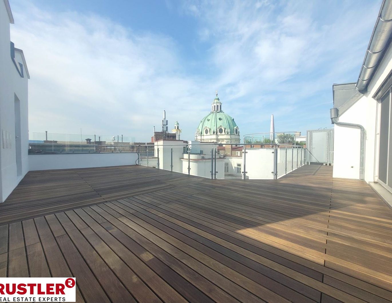 TRAUMHAFTE DG-WOHNUNG MIT BLICK AUF DIE KARLSKIRCHE!