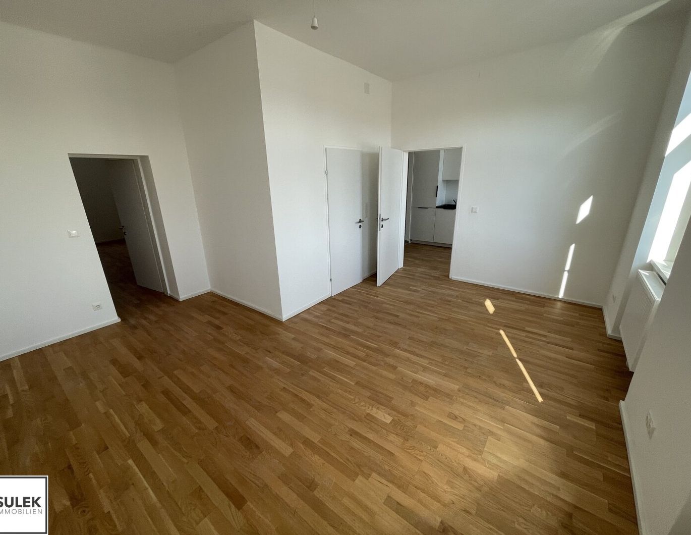 Erstbezug! Helle 2-Zimmer Wohnung mit Parkett und neuer Einbauküche