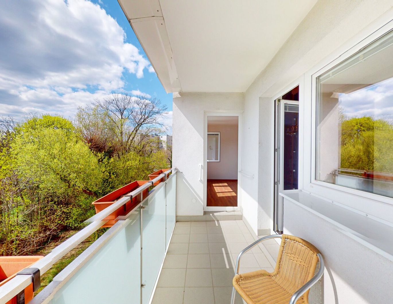 HERRSCHAFTLICH, RUHIG UND MIT GRÜNBLICK: WOHNUNG MIT LOGGIA & GARAGE NÄHE KRANKENHAUS