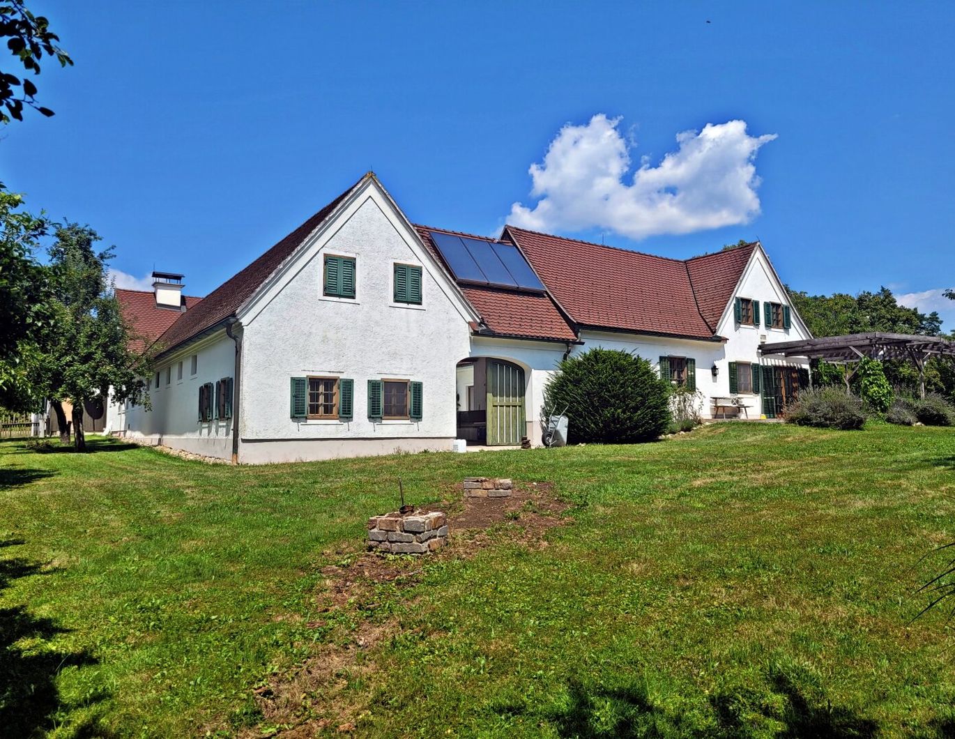 Charmanter Vierkanthof mit großzügiger Wohnfläche, Pool im Atrium und Nebengebäude in idyllischer Lage