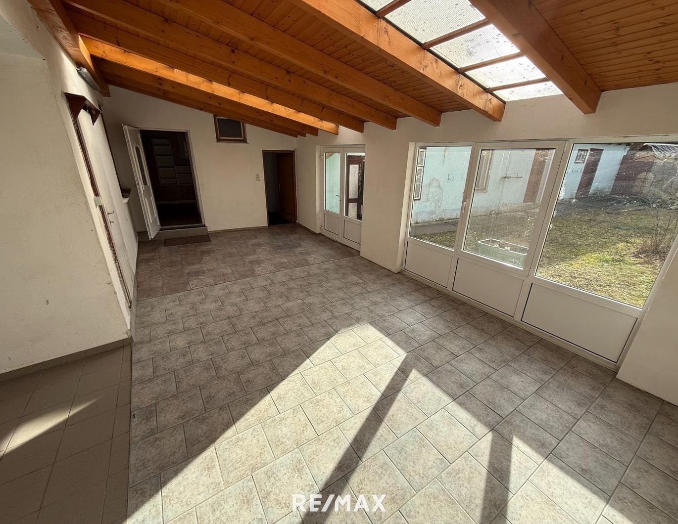 Einfamilienhaus mit Nebengebäude und Garten