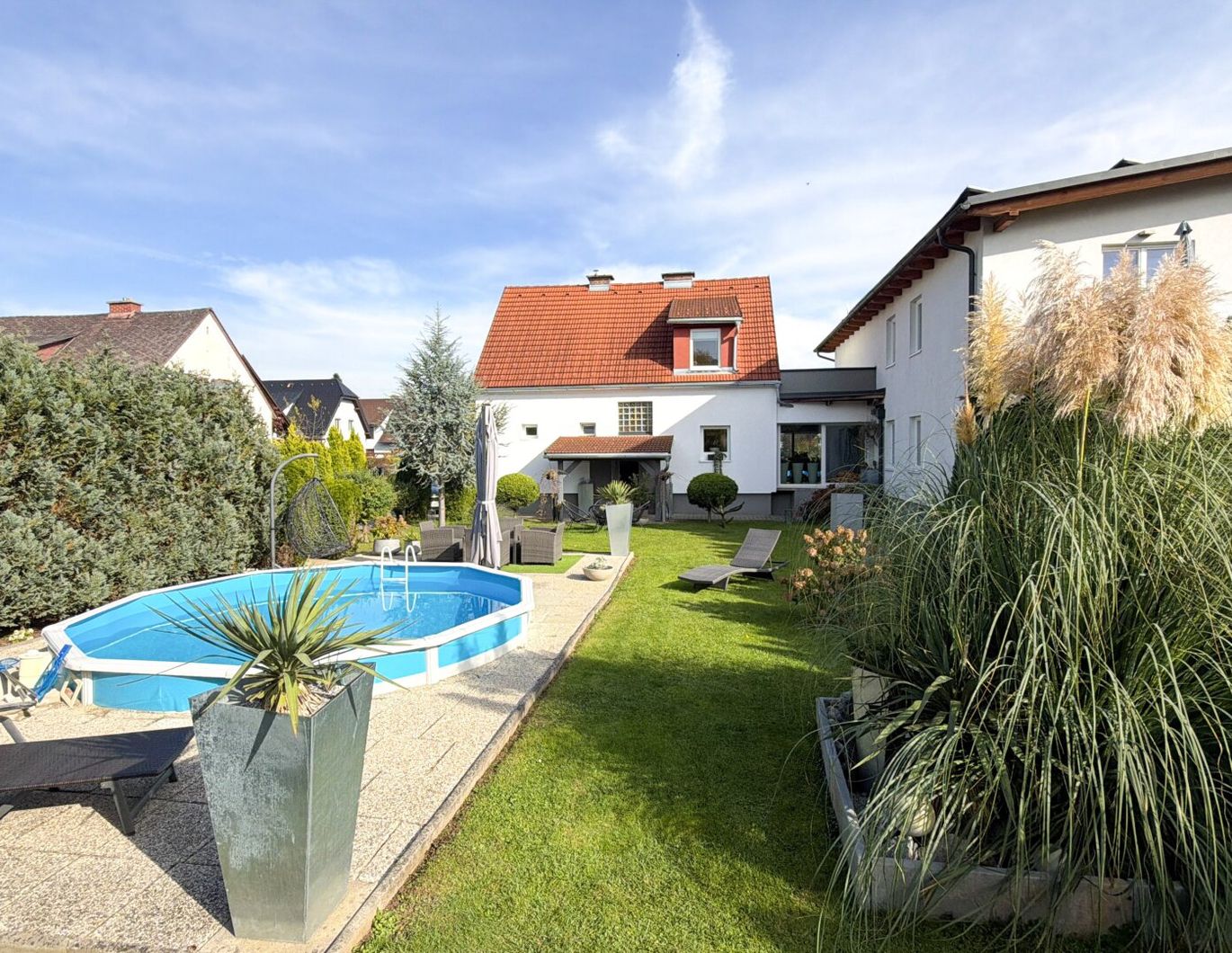 Einzigartige Kombination: Traumhaftes Einfamilienhaus mit Pool & Garten sowie Zinshaus mit 4 Wohnungen