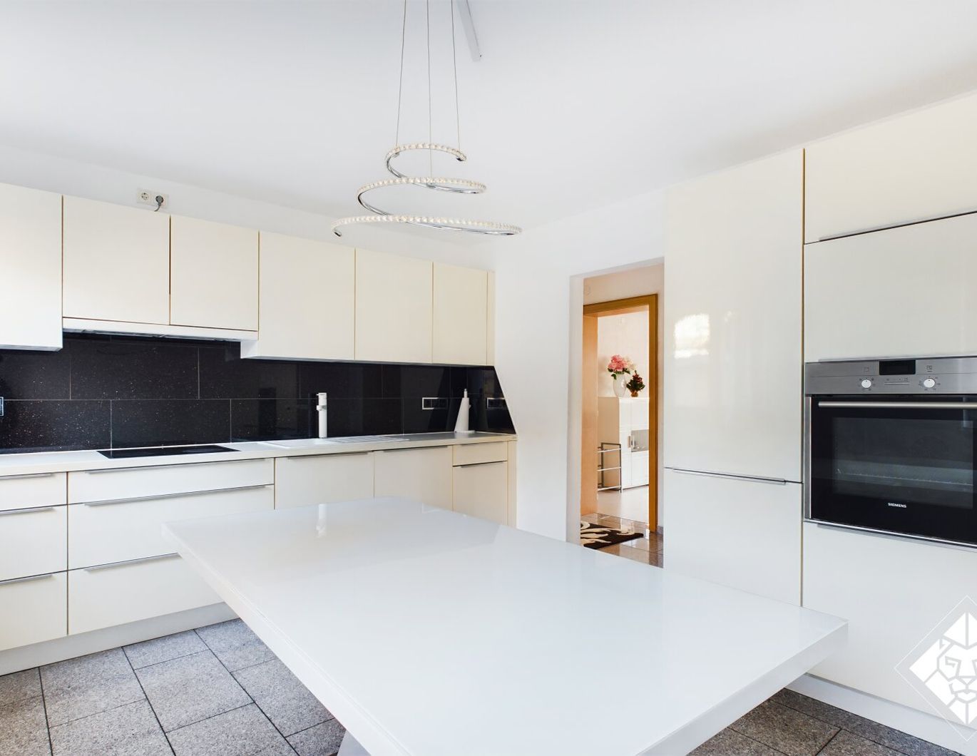 Ruhige Innenstadtlage mit Bahnhofsnähe - 3-Zimmer-Wohnung mit Garage und 4 % Mietrendite