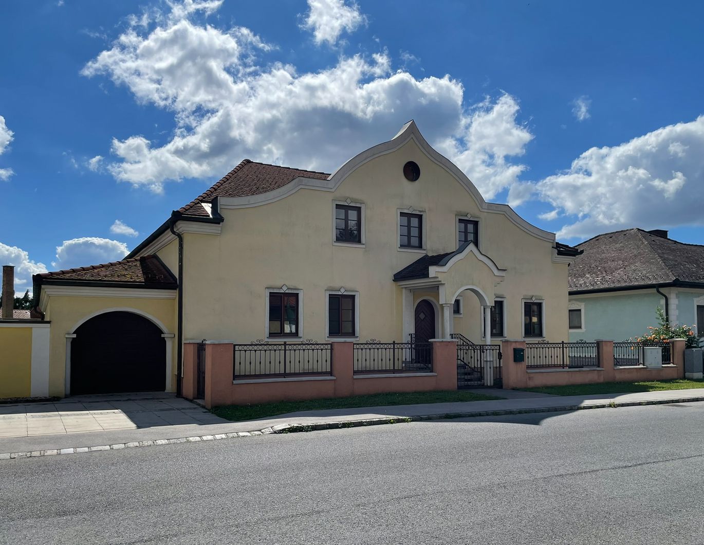 Einfamilienhaus mit großem Garten, Teich und Ausbaupotenzial - Weikendorf