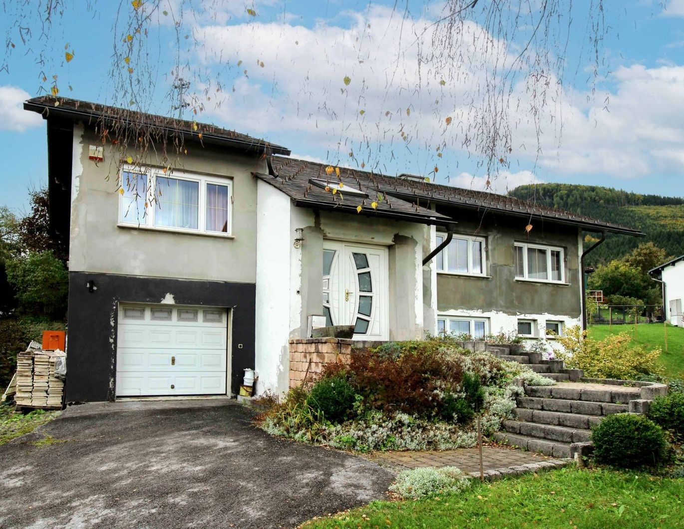 Wohnen mit Weitblick: Gepflegtes Einfamilienhaus mit großem Grundstück und flexiblem Grundriss