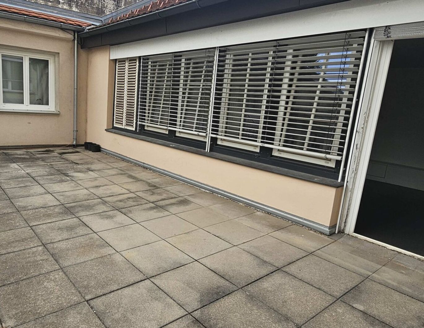 UNIVERSITÄTSVIERTEL: Loftartige Wohnung mit großer Terrasse