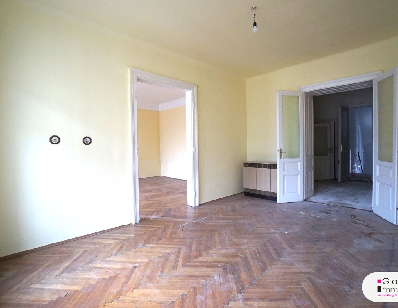 Beim Karmelitermarkt - sanierungsbedürftige Wohnung im Stilaltbau