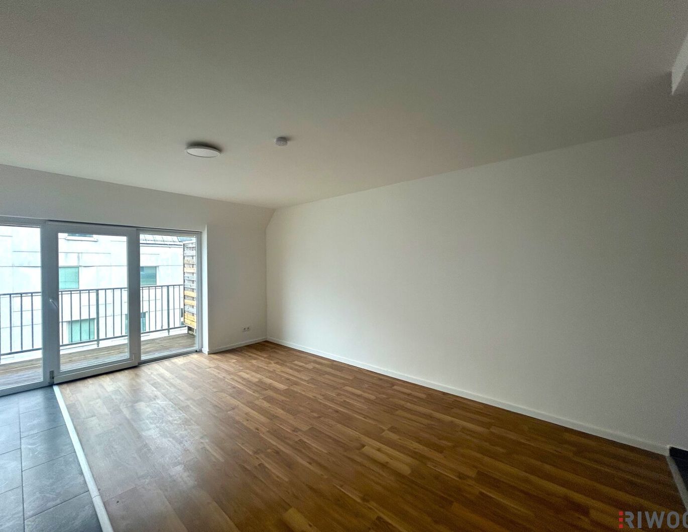 Balkonwohnung im Dachgeschoss - 3 Zimmer mit Wohnküche - Nähe Quellenstraße und Matzleinsdorfer Platz