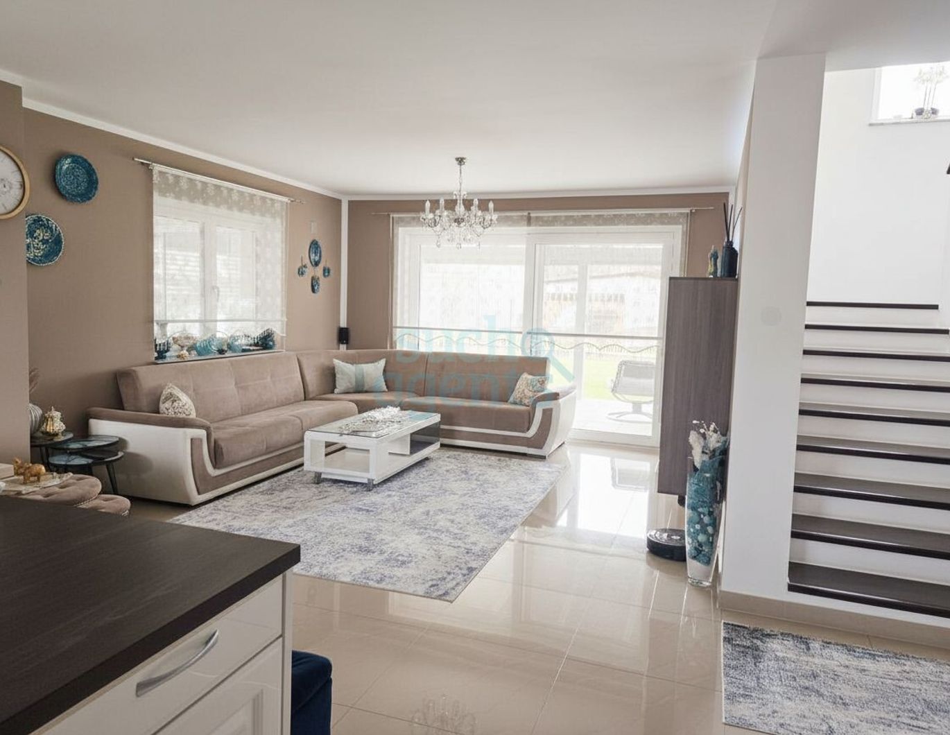 Großzügiges Einfamilienhaus mit Wellness-Wintergarten, Keller, Doppelgarage & Carport für Wohnwagen