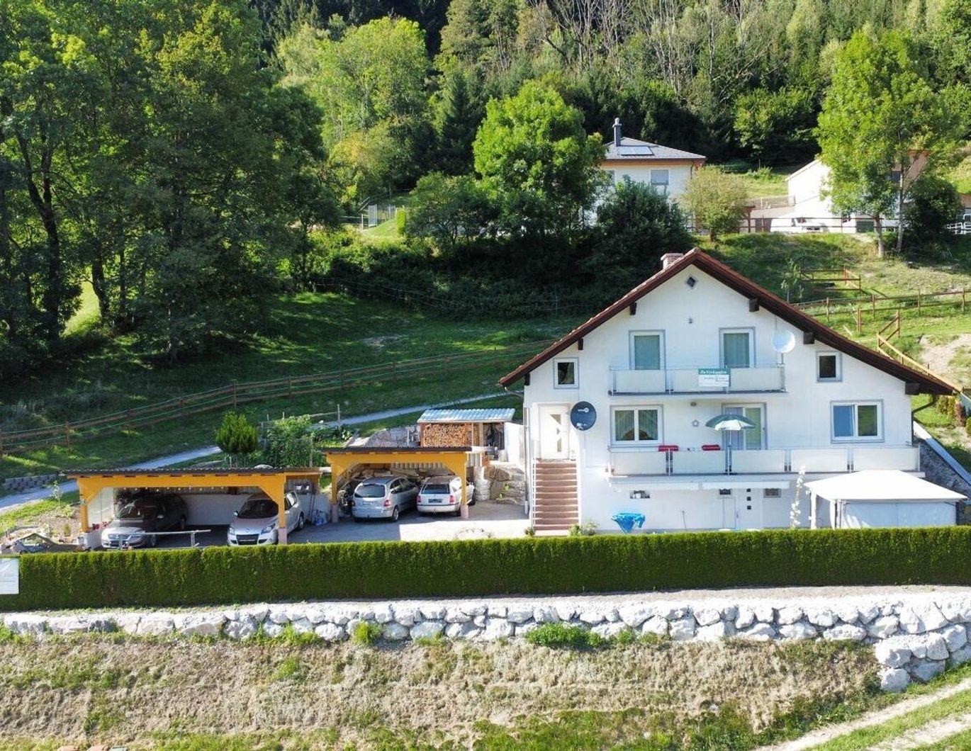 Wohnhaus mit eigener Wasserquelle, Carports, Keller, Balkone!