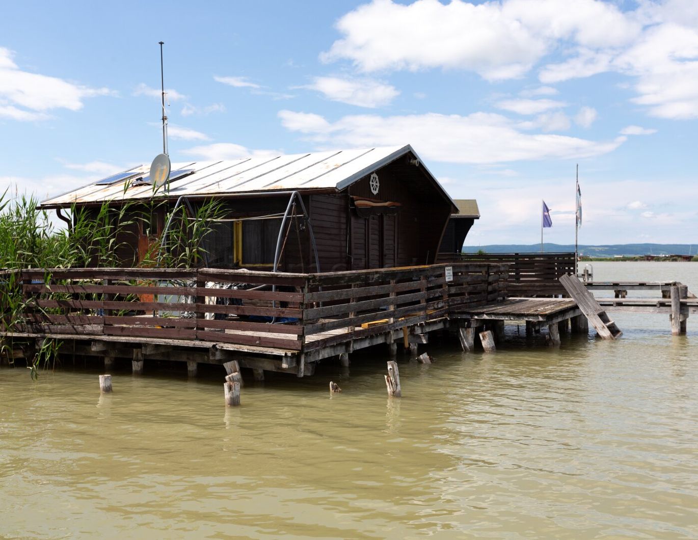 Toplage am offenen See - Seehütte in abbruchreifem Zustand