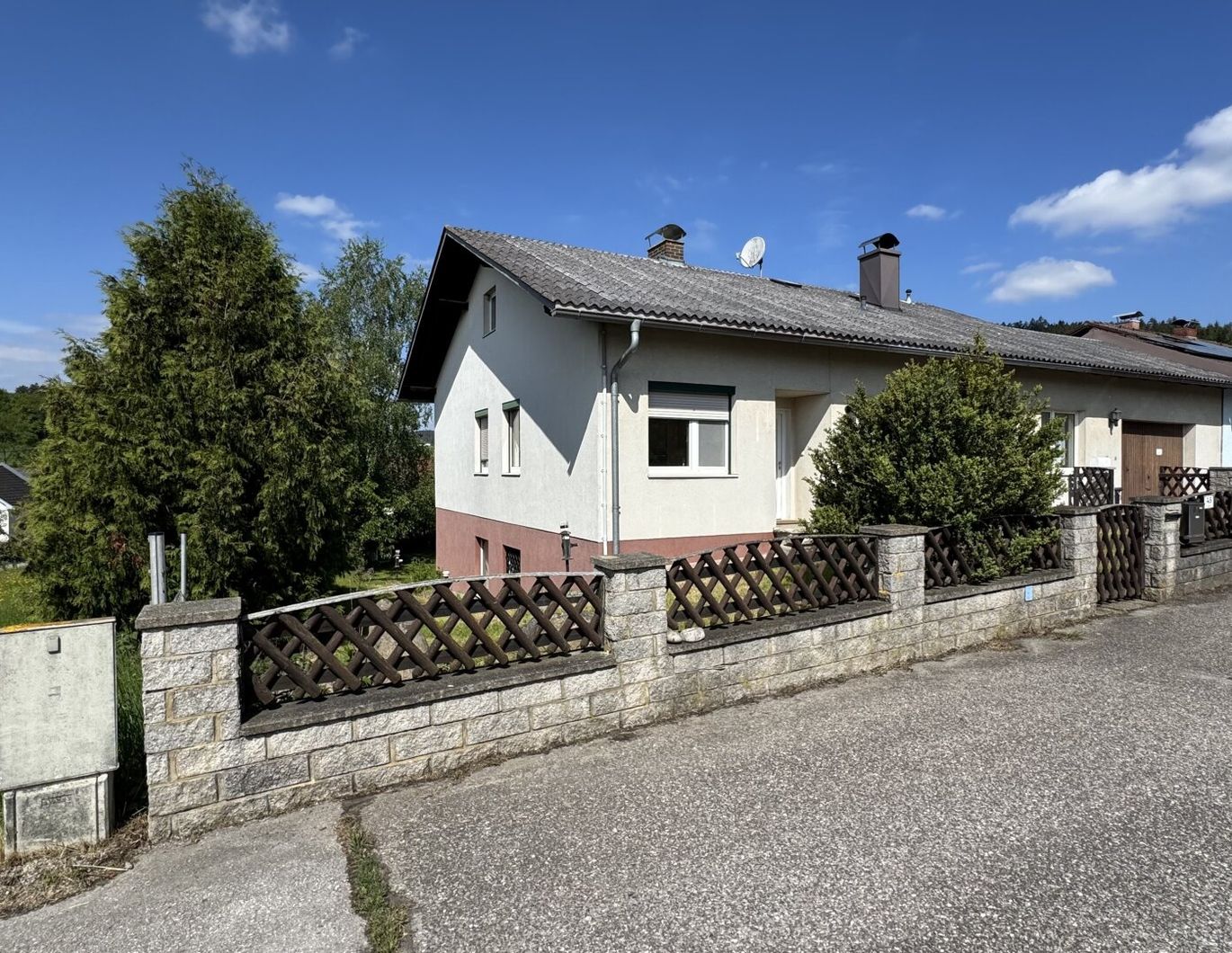 MEHRFAMILIENHAUS IN SONNIGER LAGE MIT BLICK IN DIE ALPEN UND SEHR VIEL POTENTIAL