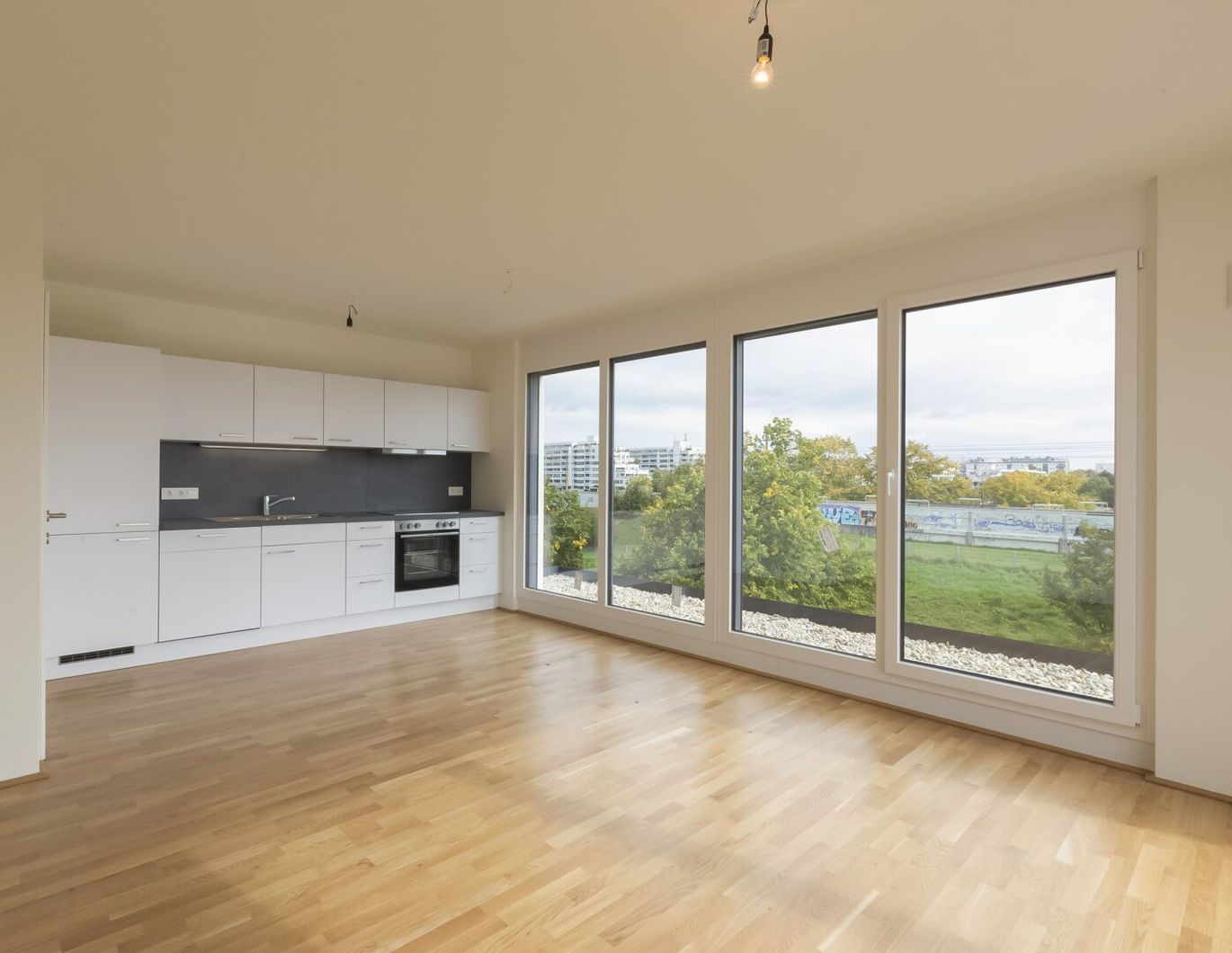 Zwei-Zimmer-Dachgeschoss-Wohnung mit Klimaanlage und zwei Terrassen in ruhiger Einfamilienhausgegend