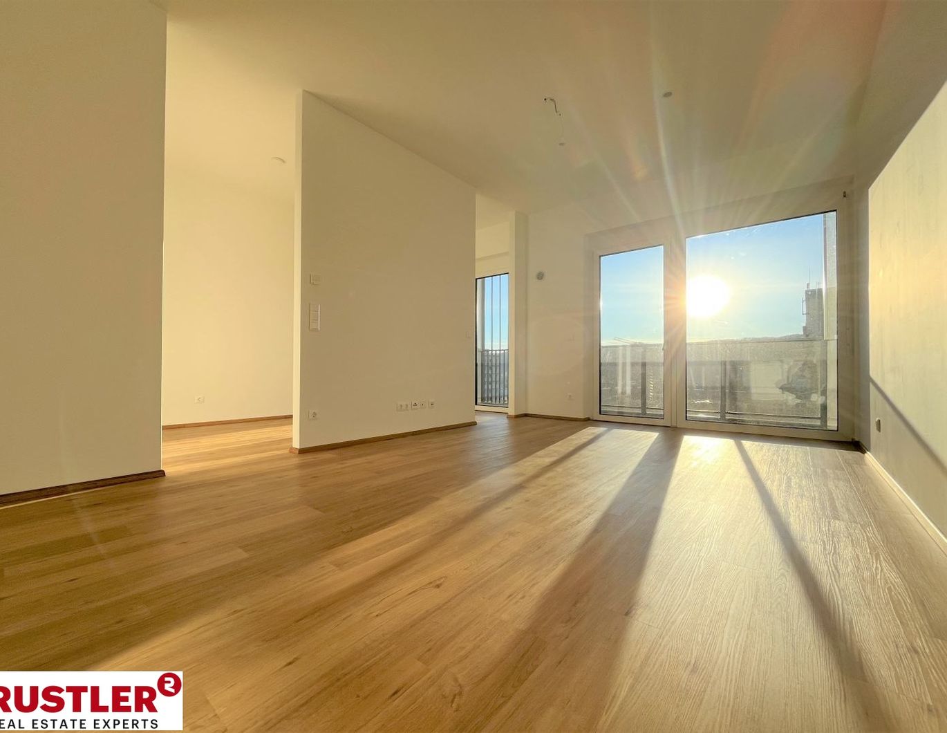 SKY-LIVING: Stilvolle 2-Zimmer-Wohnung im 13. Stock mit Balkon