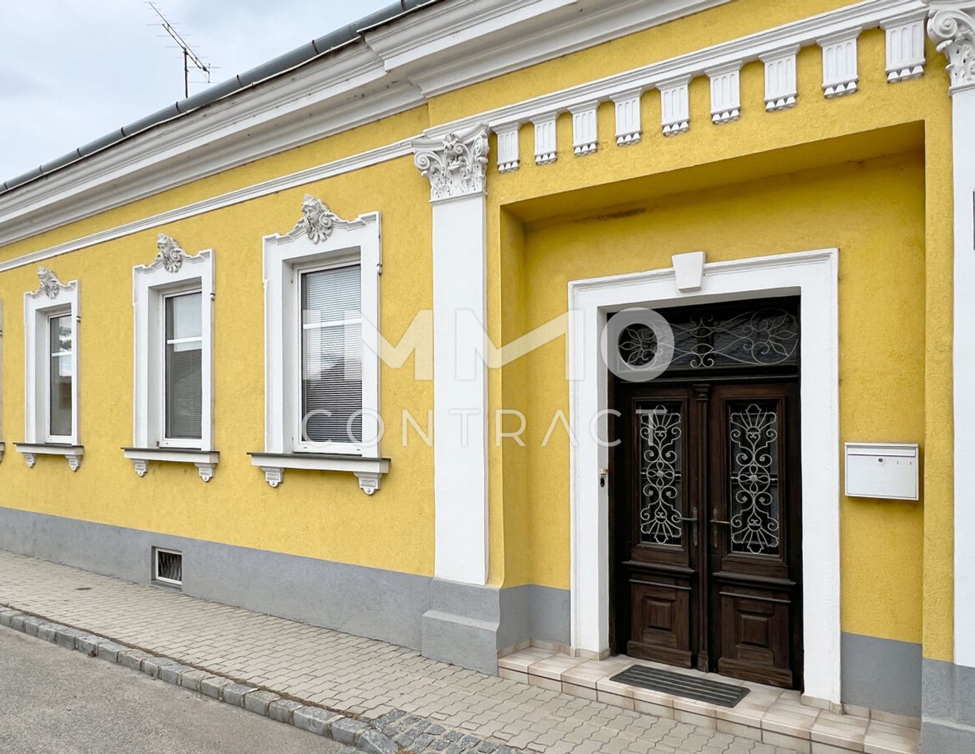Kleines Landhaus mit Innenhof und Garagengebäude
